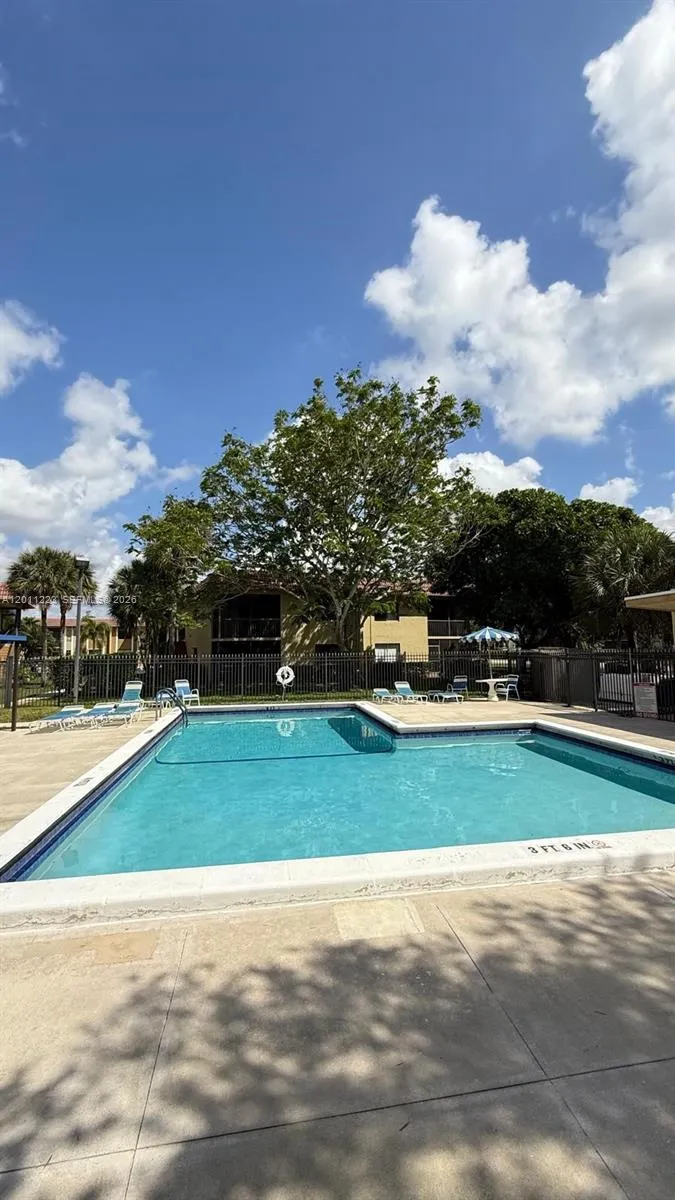 325 Lakeview Dr # 202, Weston FL 33326