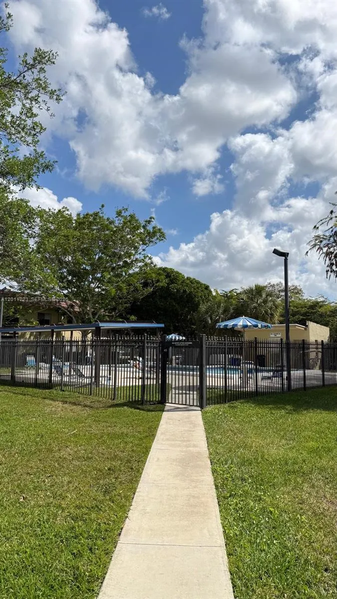 325 Lakeview Dr # 202, Weston FL 33326