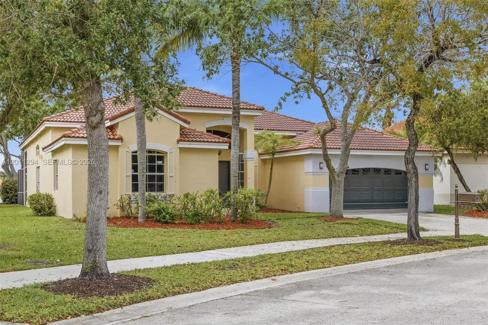 727 Lake Blvd, Weston FL 33326