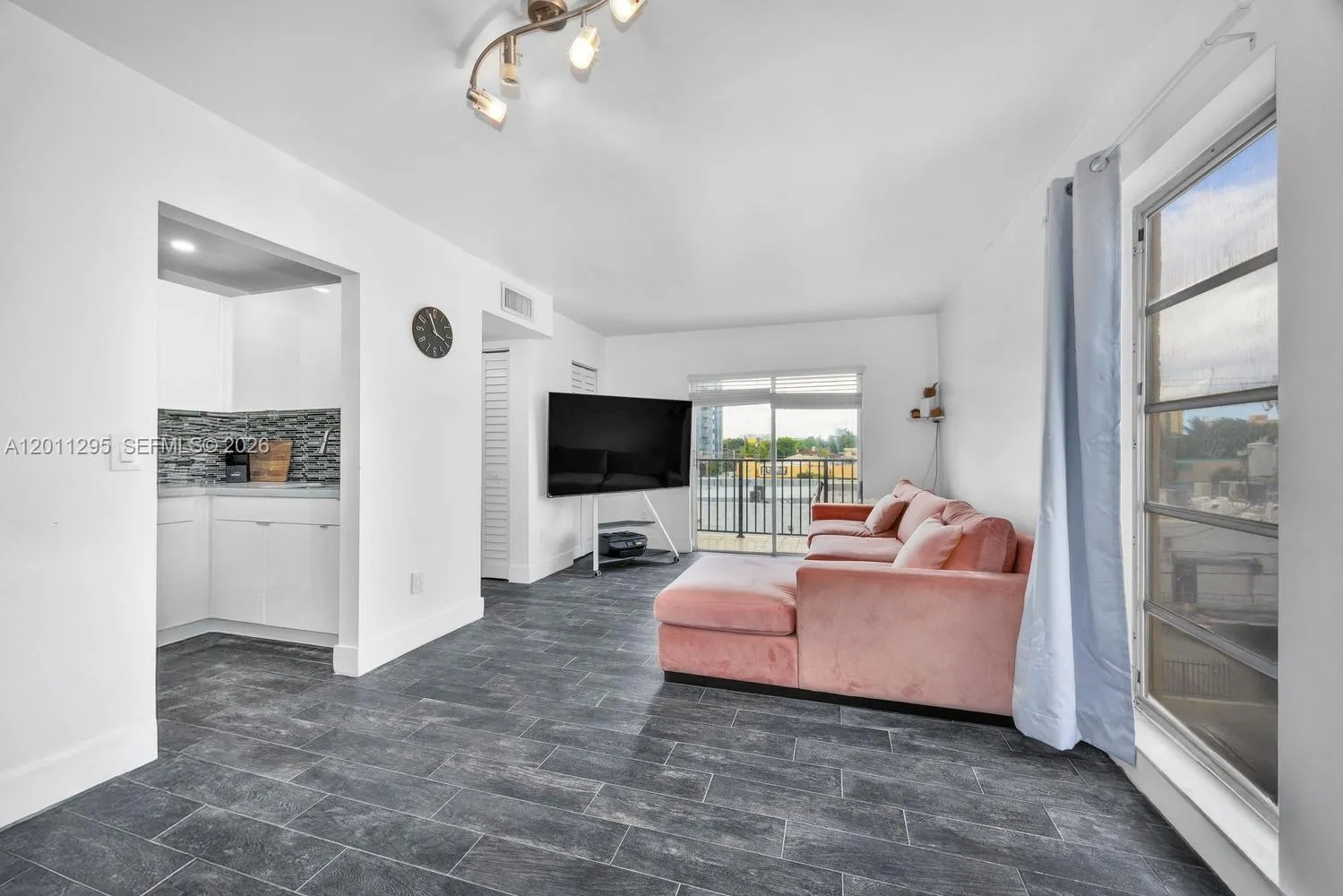 1051 SW 1st St # 401, Miami FL 33130