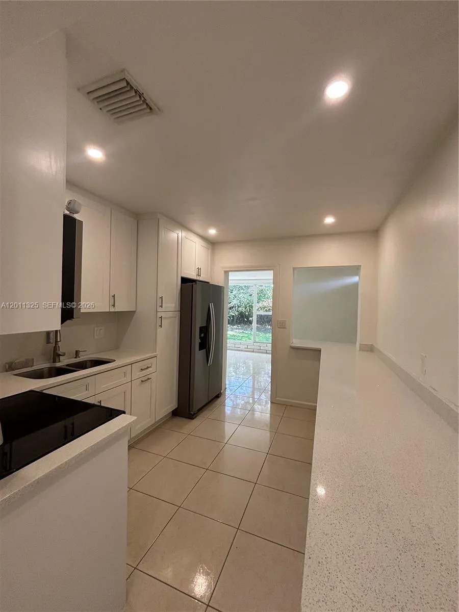 822 Avenida Hermosa, West Palm Beach FL 33405