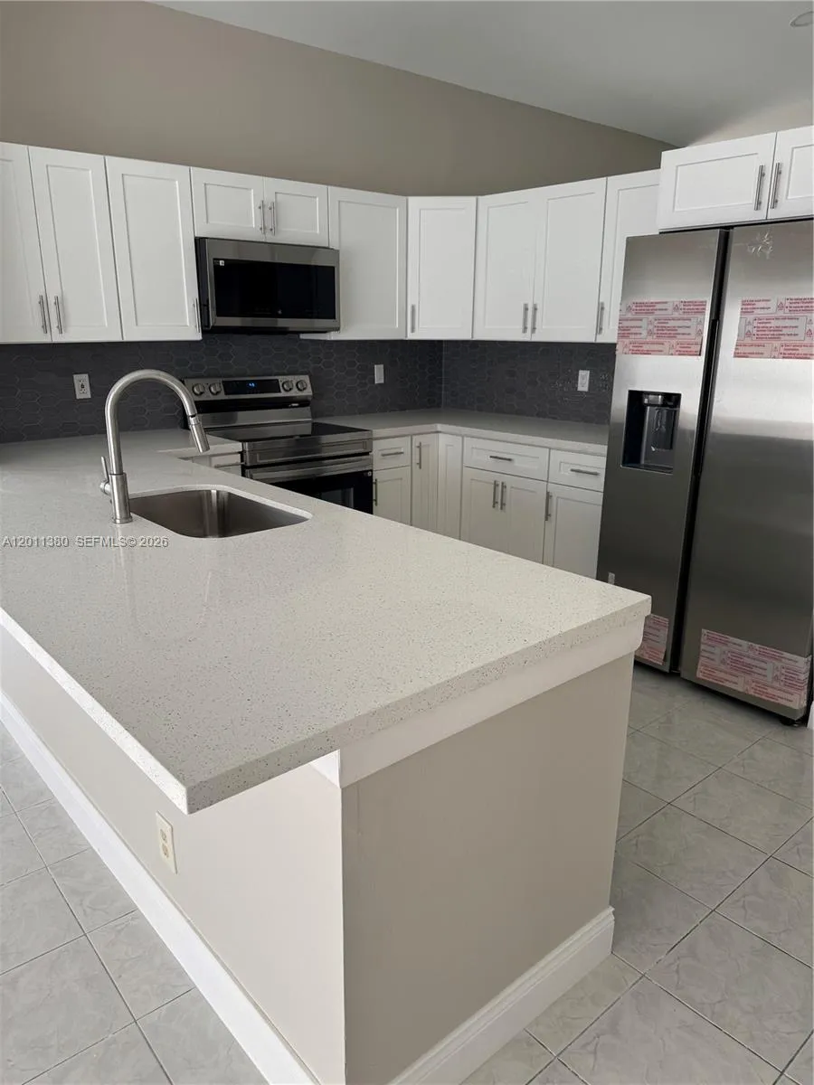 366 E Riverbend Dr, Sunrise FL 33326