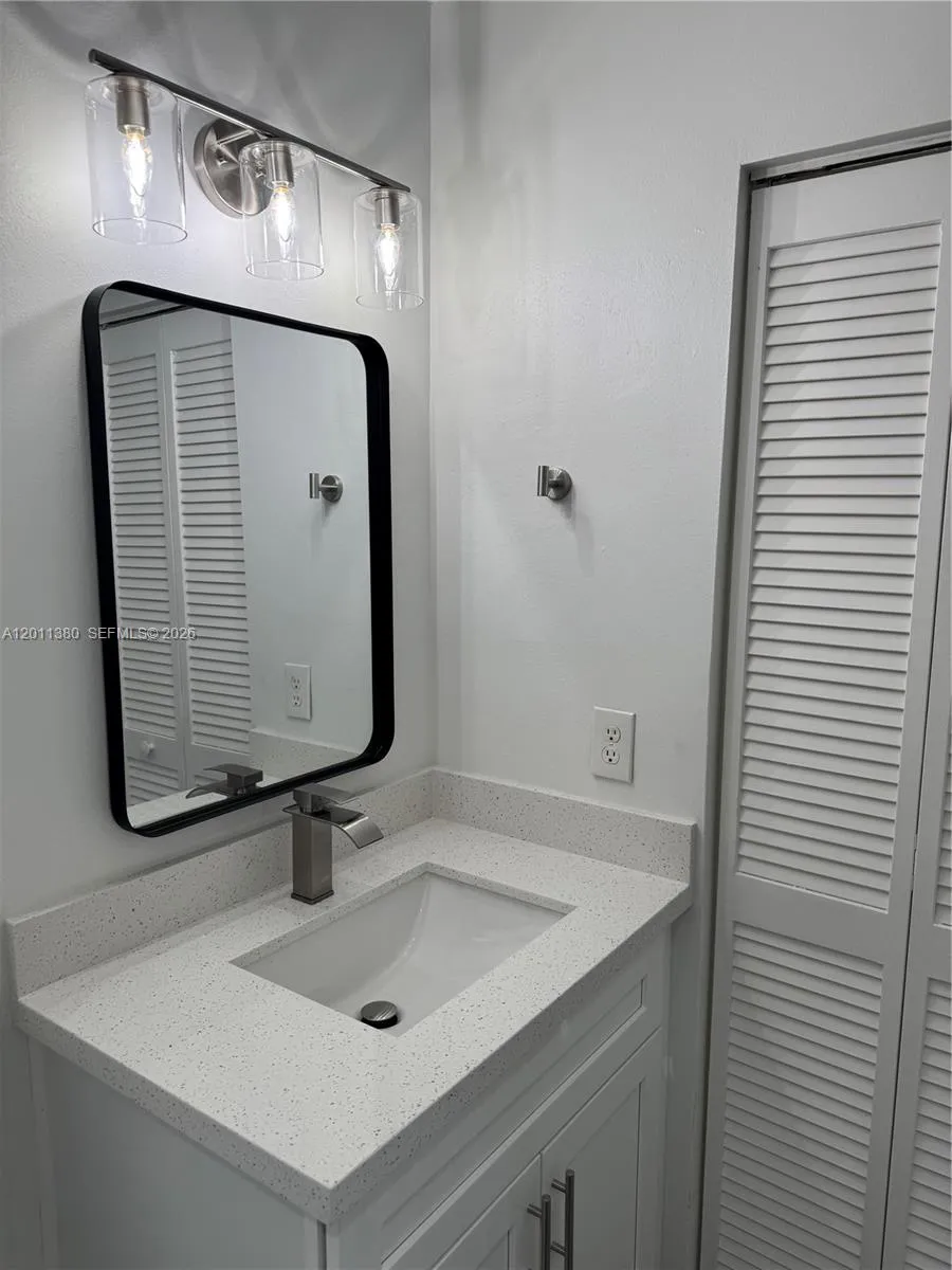366 E Riverbend Dr, Sunrise FL 33326