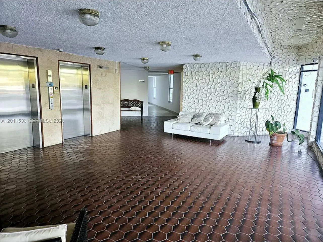 9682 Fontainebleau Blvd # 207, Miami FL 33172
