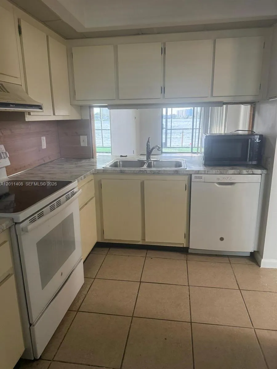 109 Lake Emerald Dr # 102, Oakland Park FL 33309