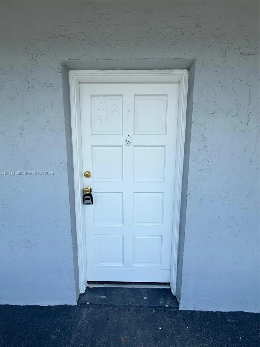 1755 W 60th St # D312, Hialeah FL 33012
