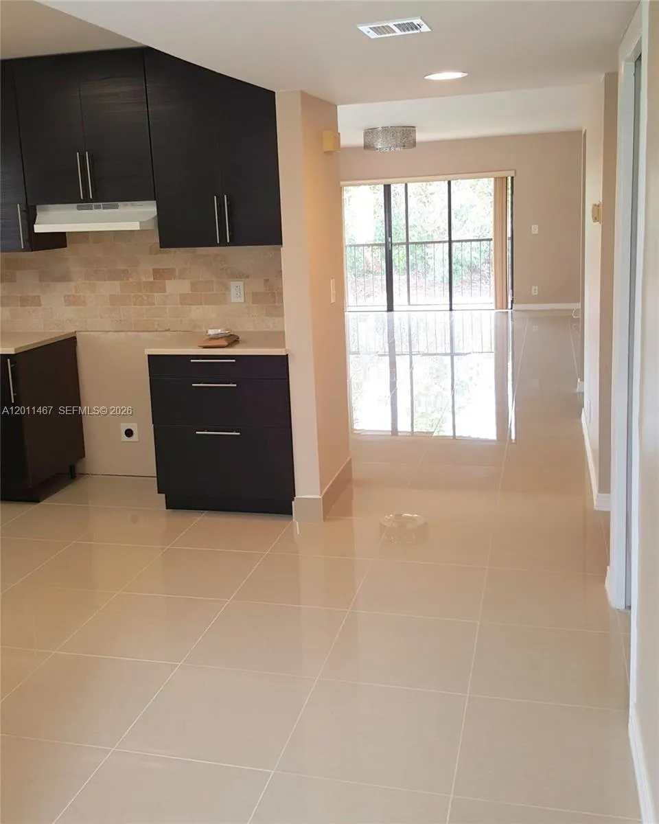 213 Lakeview Dr # 201, Weston FL 33326