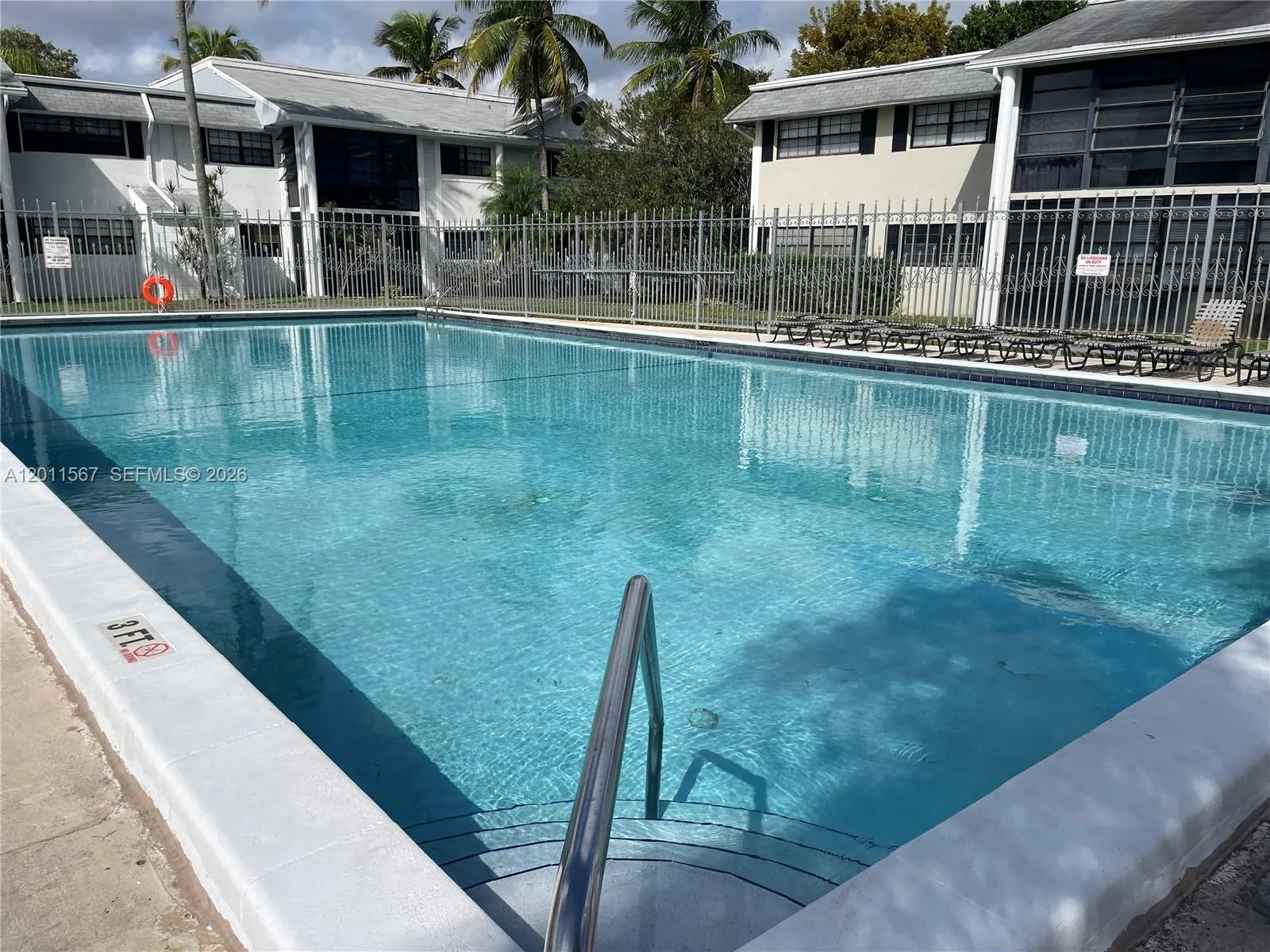 911 NE 199th St # 14, Miami FL 33179
