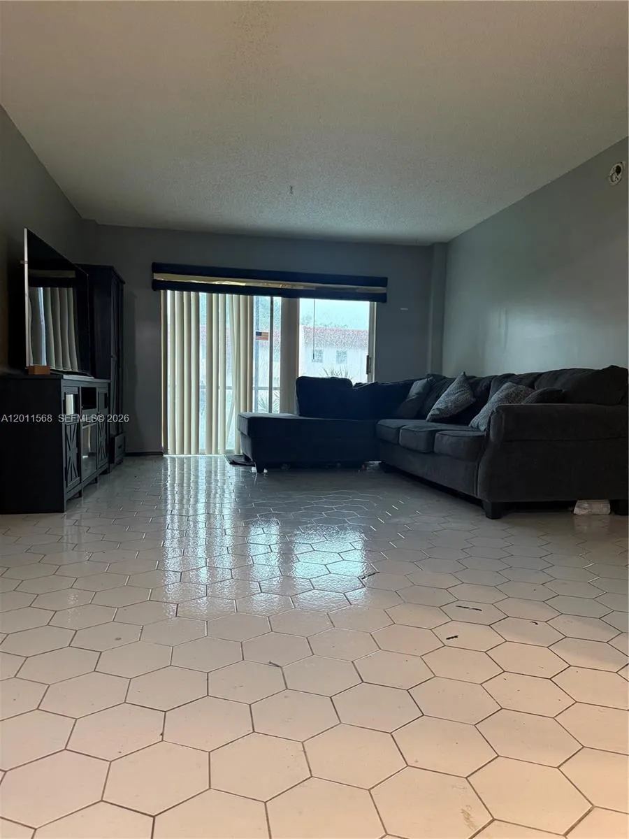 4176 Inverrary Dr # 103, Lauderhill FL 33319