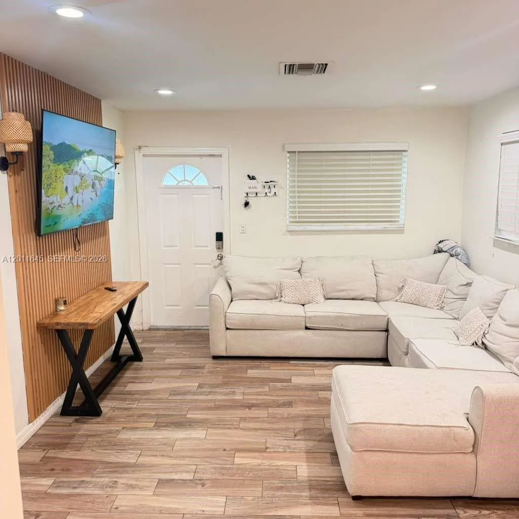2221 N 61st Ave, Hollywood FL 33024