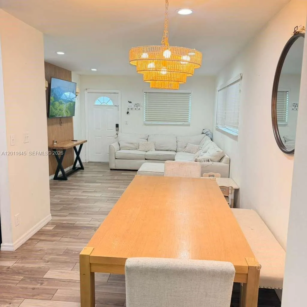 2221 N 61st Ave, Hollywood FL 33024