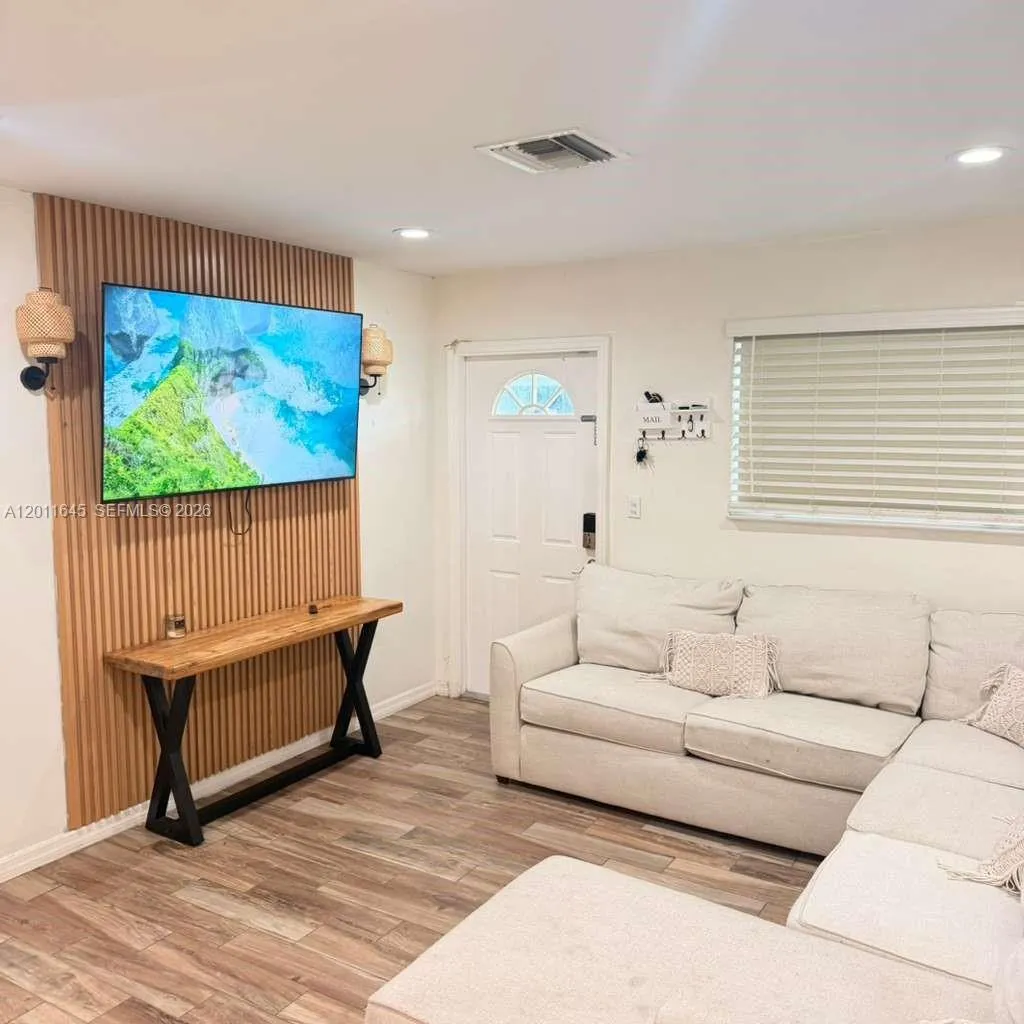 2221 N 61st Ave, Hollywood FL 33024
