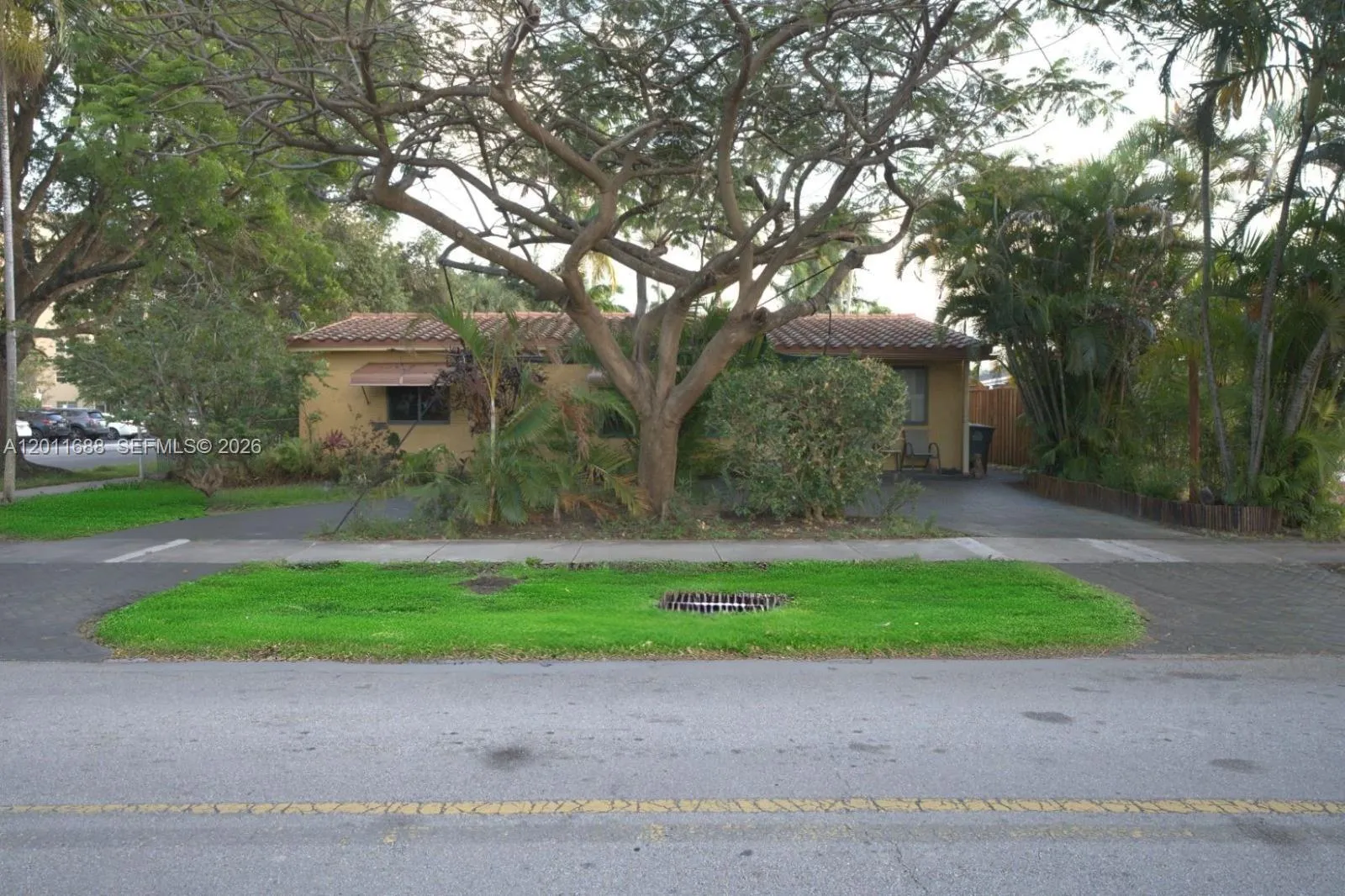 1124 NE 7th St, Hallandale Beach FL 33009