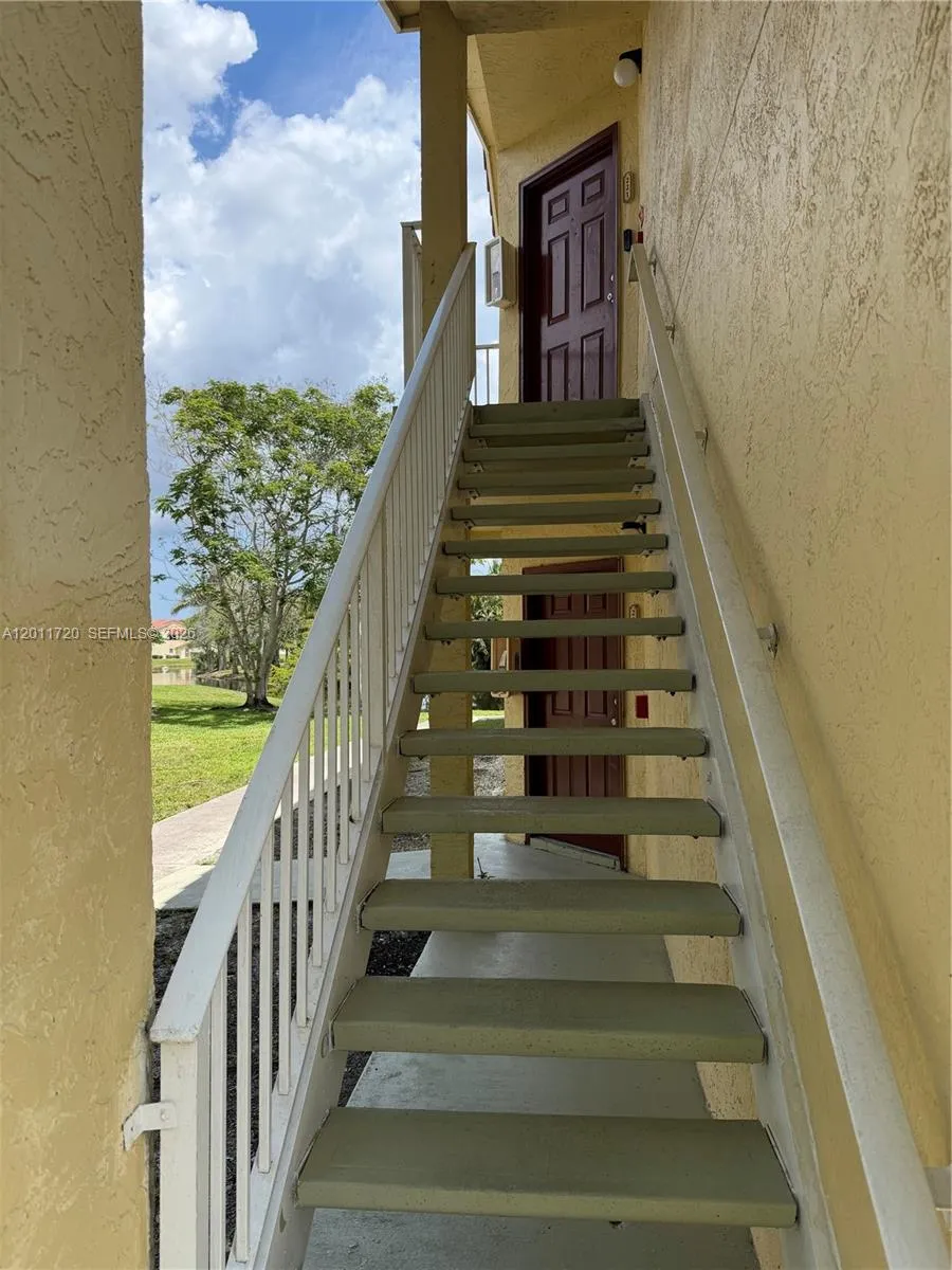 1306O0 VISTA ISLES DRIVE # 221, Sunrise FL 33325