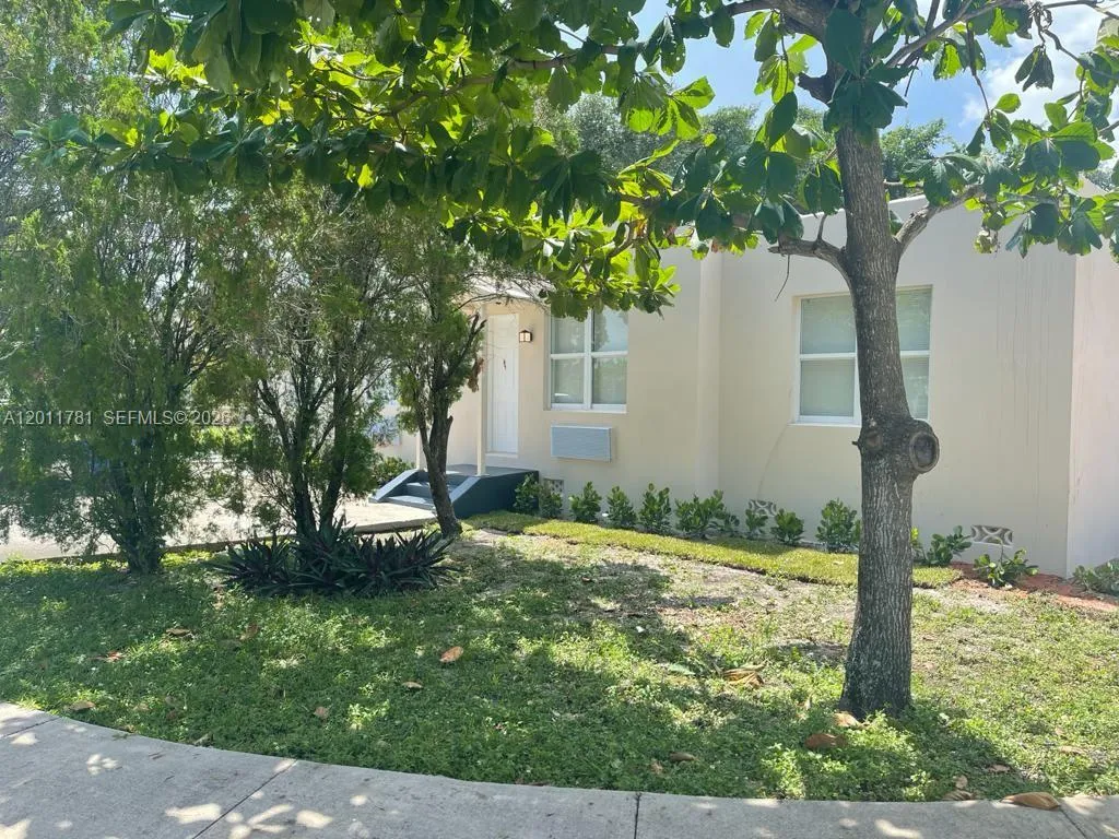 5800 Taylor St, Hollywood FL 33021
