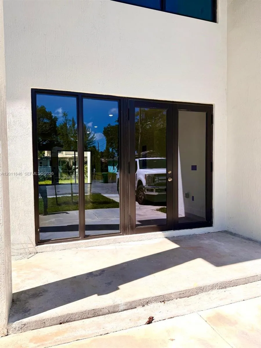 3371 NW 51st St, Miami FL 33142