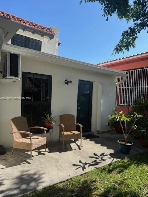 1617 NW 8th St # B, Miami FL 33125
