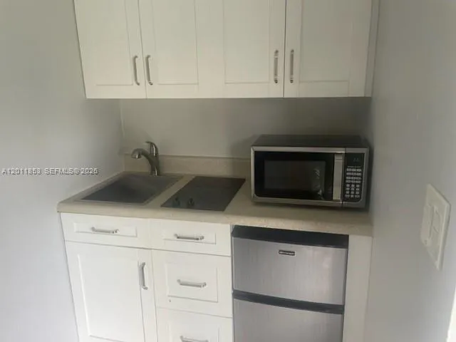 1041 NE 35th St, Oakland Park FL 33334