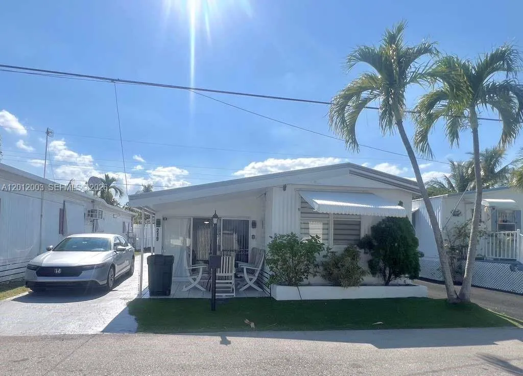 219 W lake dr # 219, Hallandale Beach FL 33009