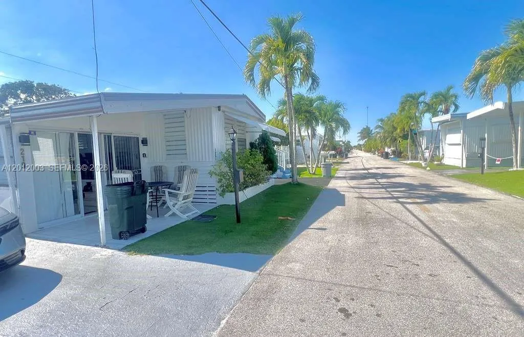 219 W lake dr # 219, Hallandale Beach FL 33009