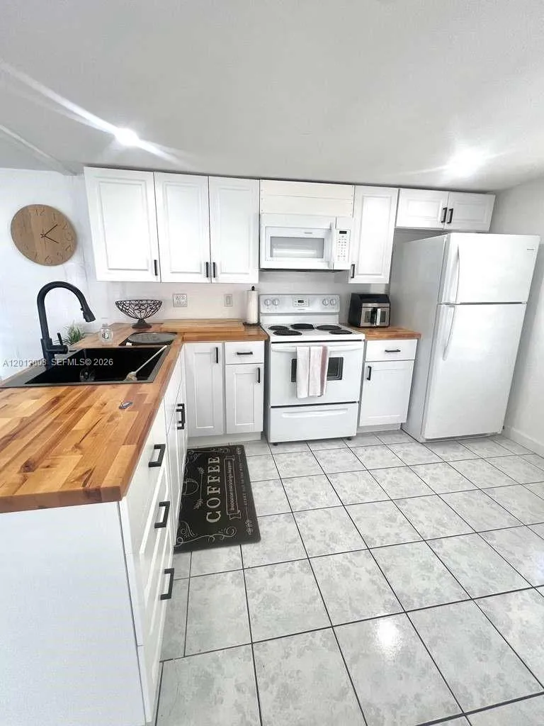 219 W lake dr # 219, Hallandale Beach FL 33009