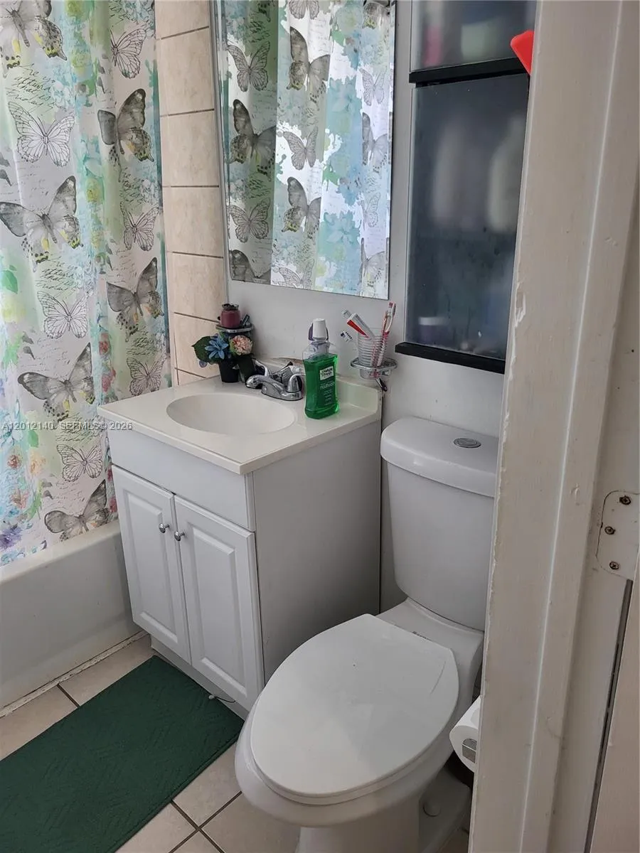 1886 NW 51st St, Miami FL 33142