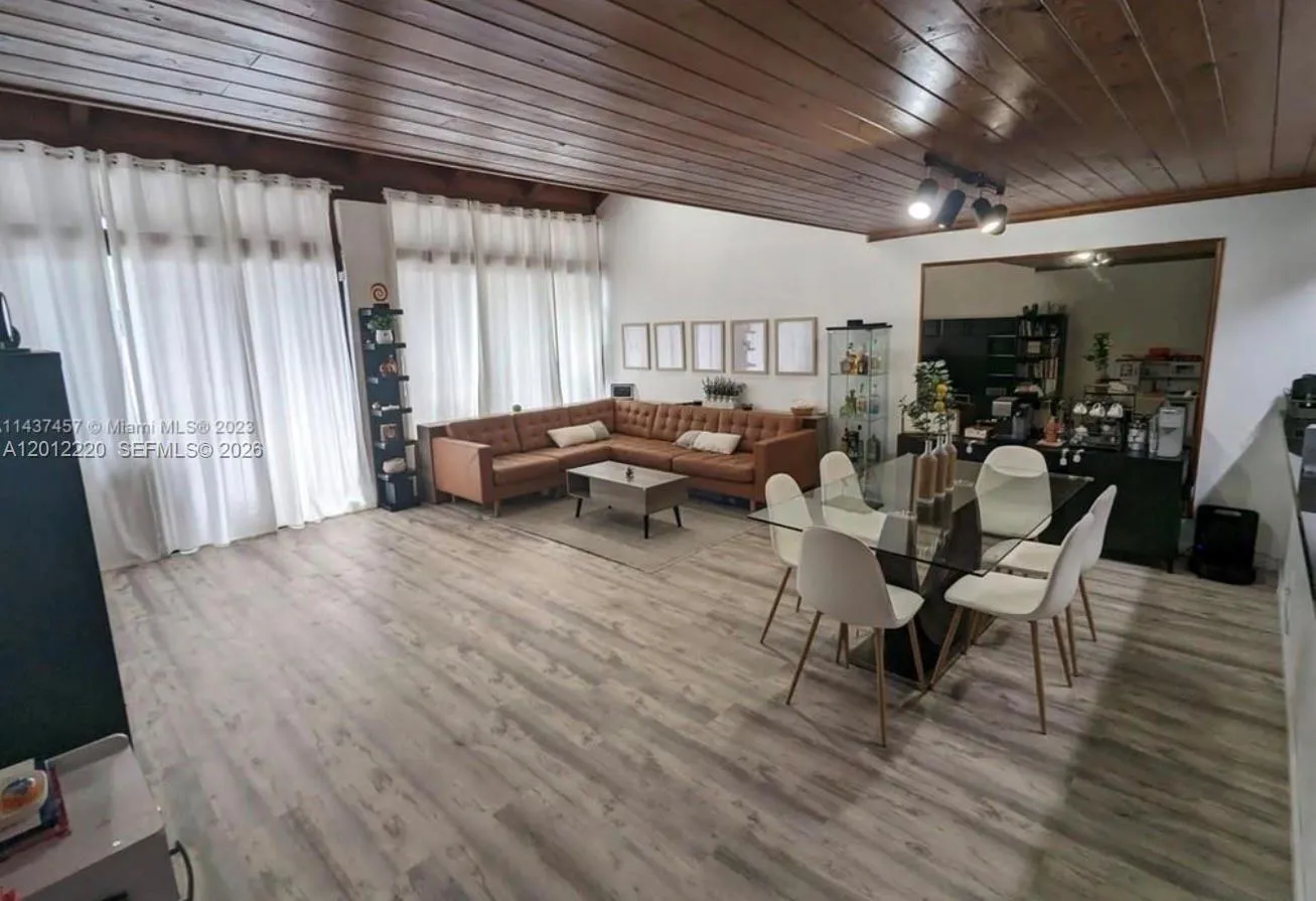 11203 NW 15th St, Pembroke Pines FL 33026