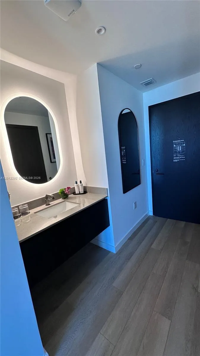20 NE 11 # 2212A, Miami FL 33132