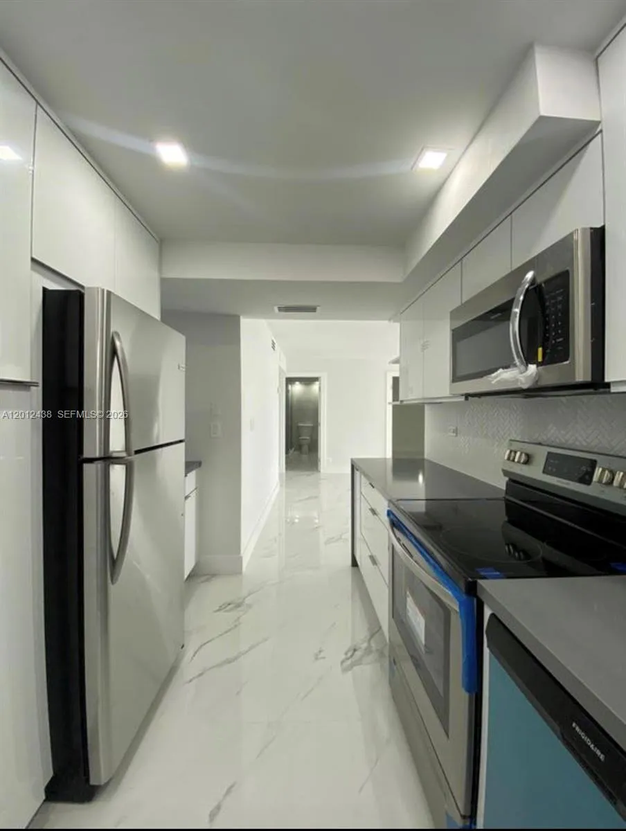 6039 Collins Ave # 1033, Miami Beach FL 33140