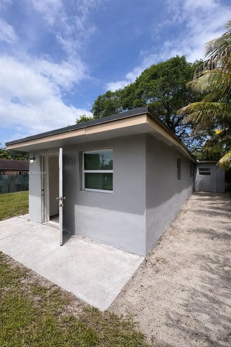 1861 NW 112th St, Miami FL 33167