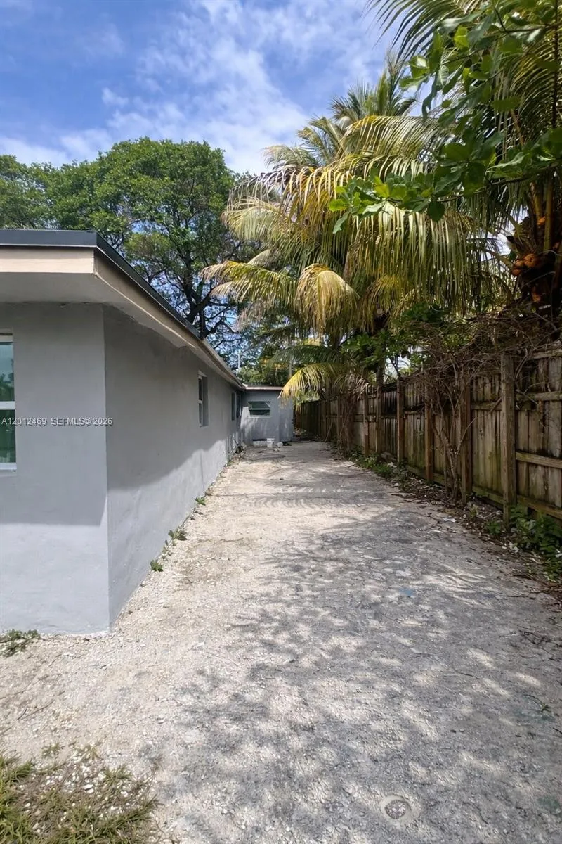 1861 NW 112th St, Miami FL 33167