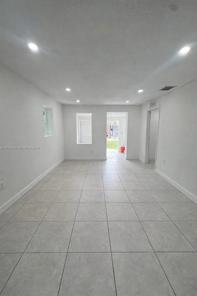 1861 NW 112th St, Miami FL 33167