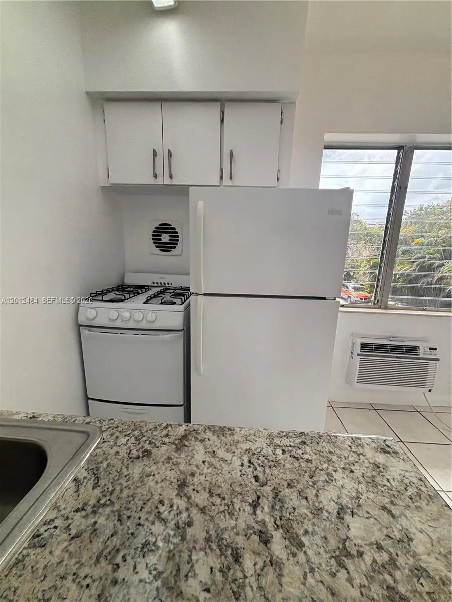 15 Alhambra Cir # 32, Coral Gables FL 33134