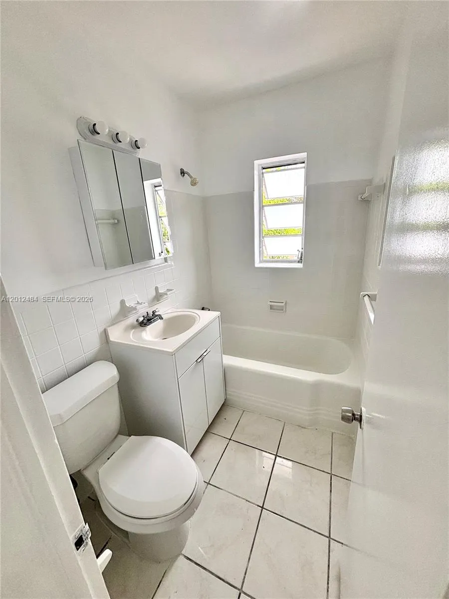 15 Alhambra Cir # 32, Coral Gables FL 33134