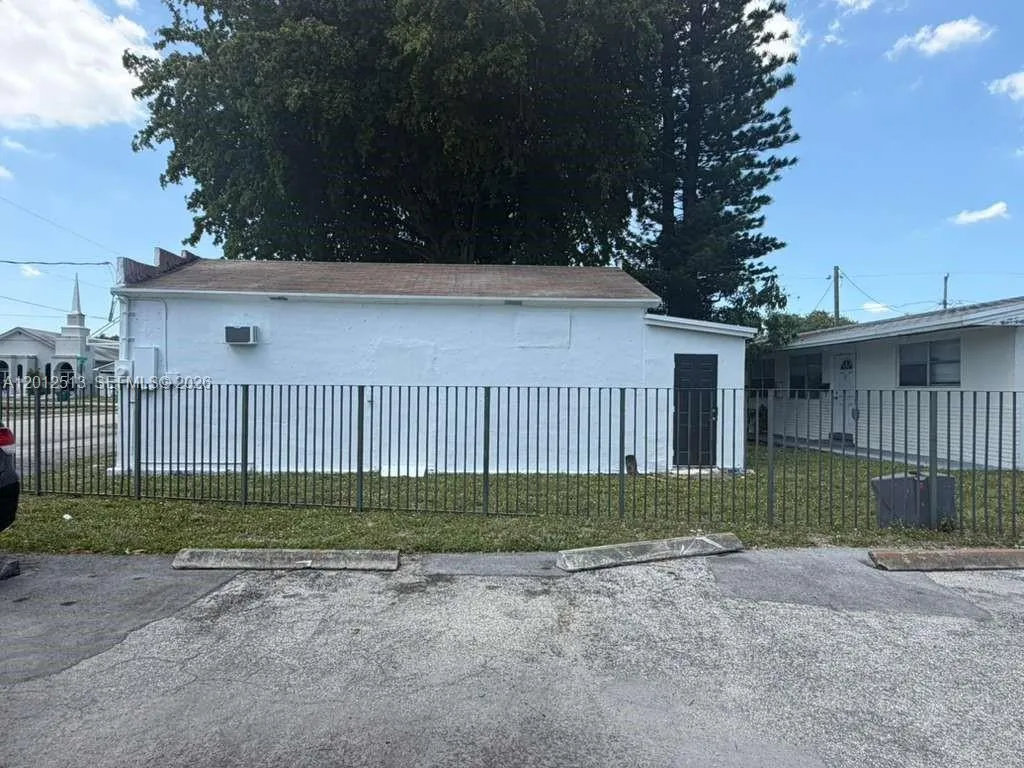 518 W Dania Beach Blvd, Dania Beach FL 33004