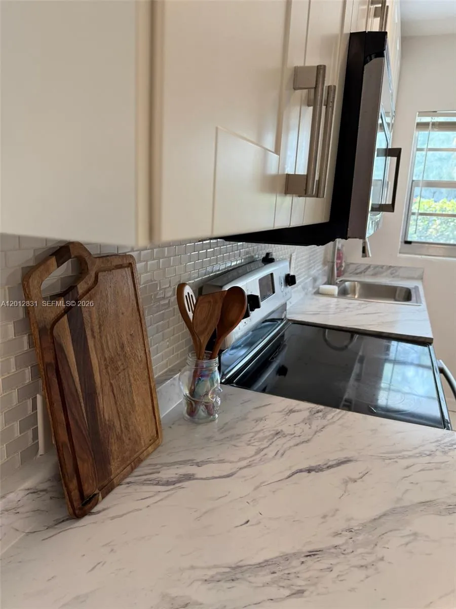 901 10th St # 6, Miami Beach FL 33139