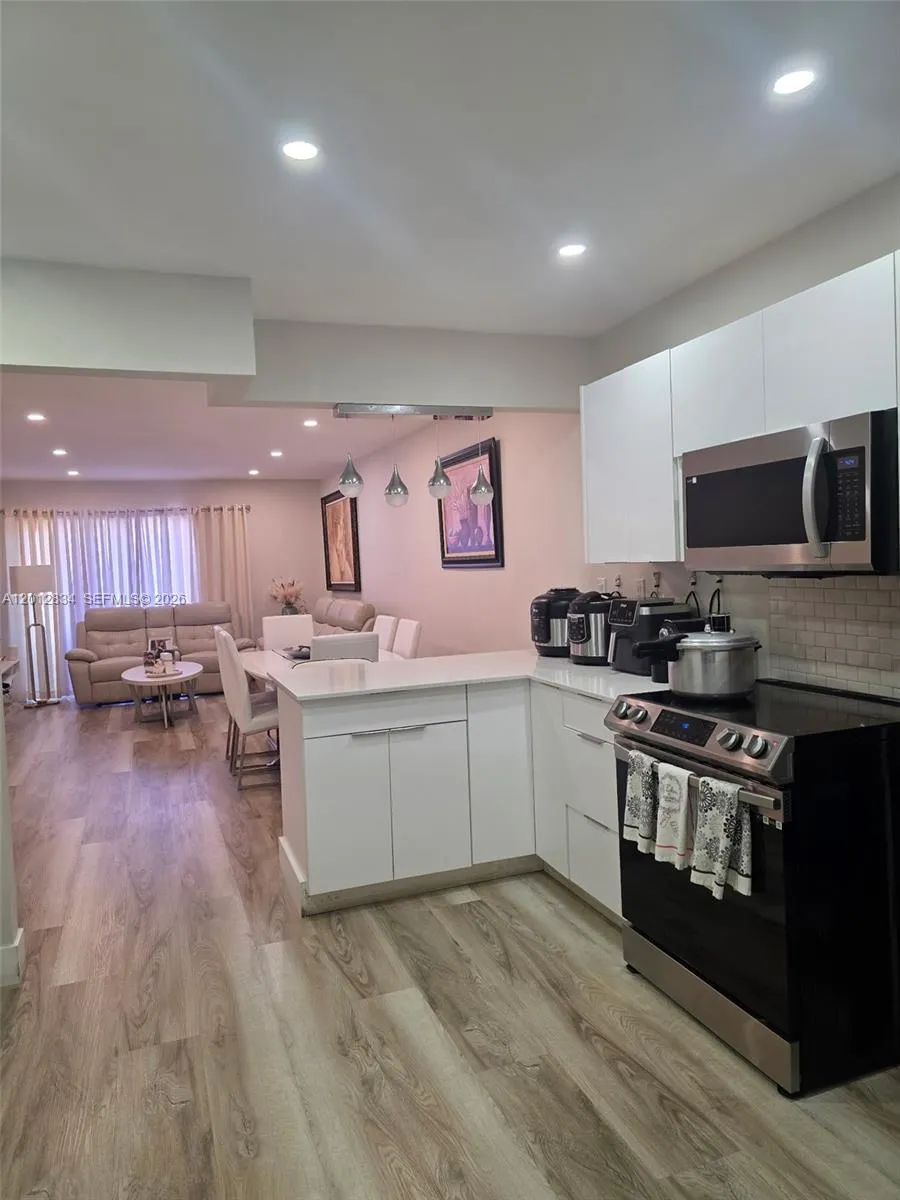 1900 W 54th St # 406, Hialeah FL 33012