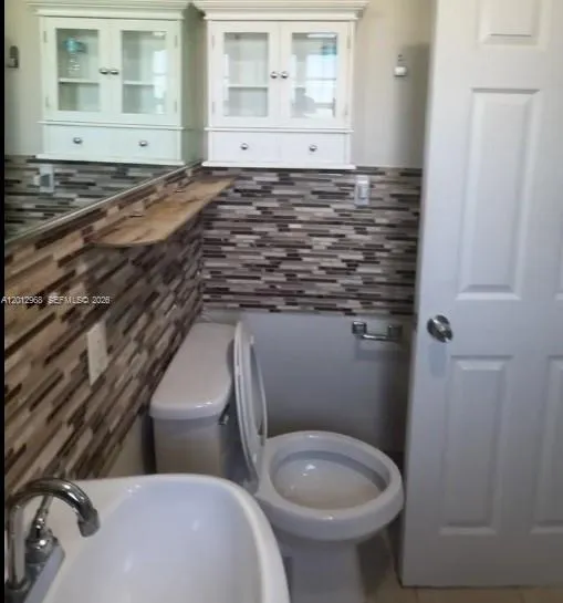 2735 NW 28th St # 2735, Miami FL 33142