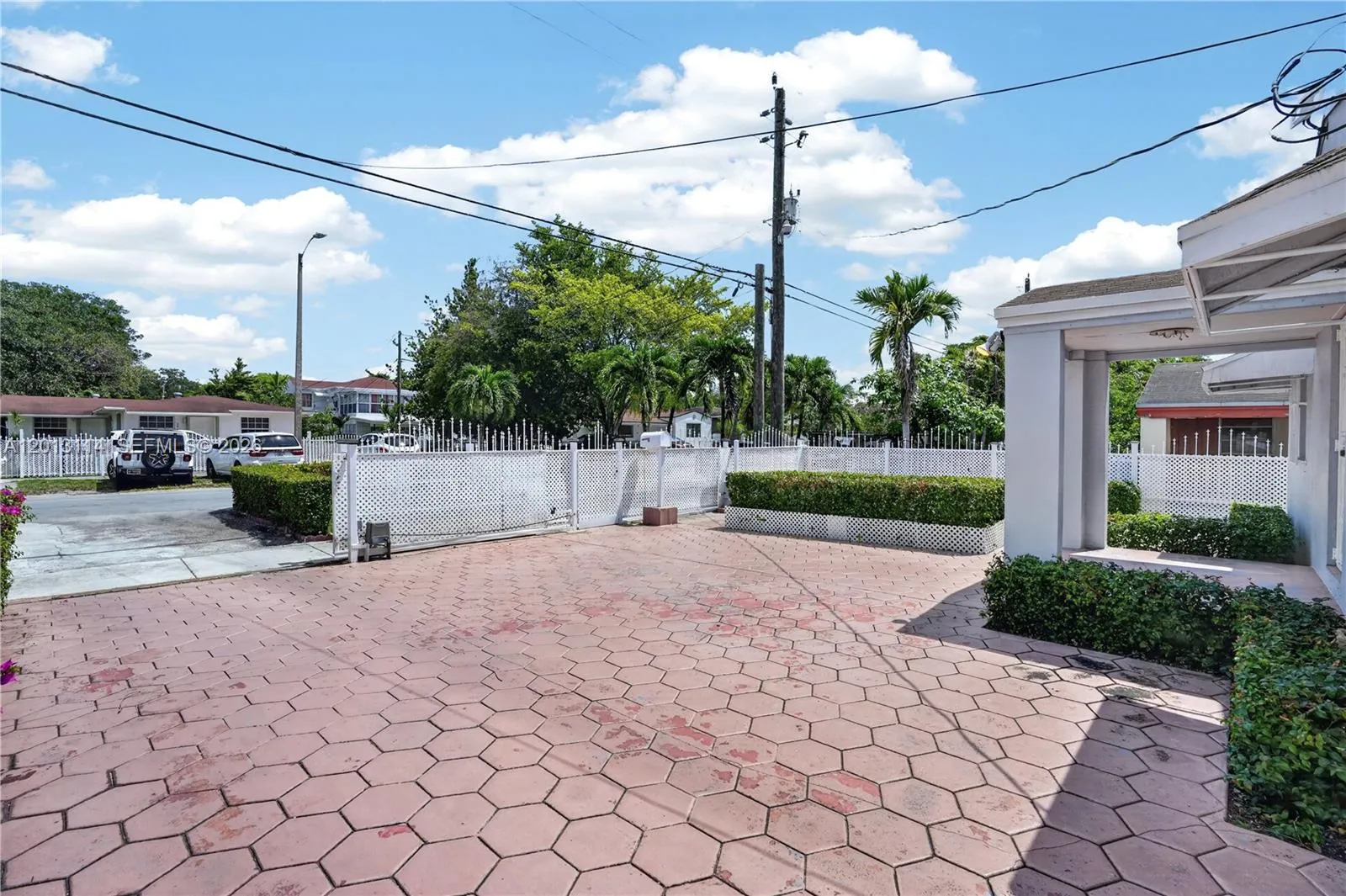 2450 NW 32nd St, Miami FL 33142