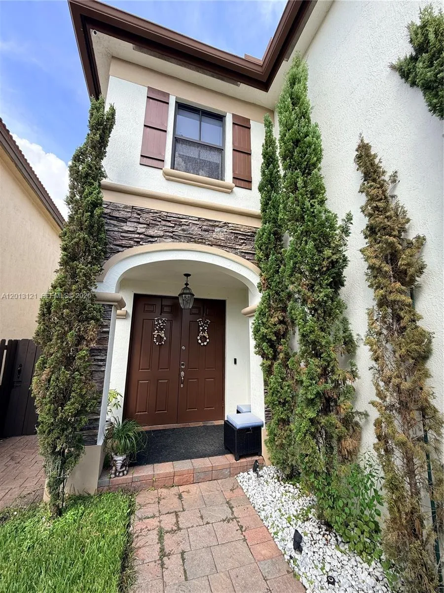 8640 NW 101st Pl, Doral FL 33178