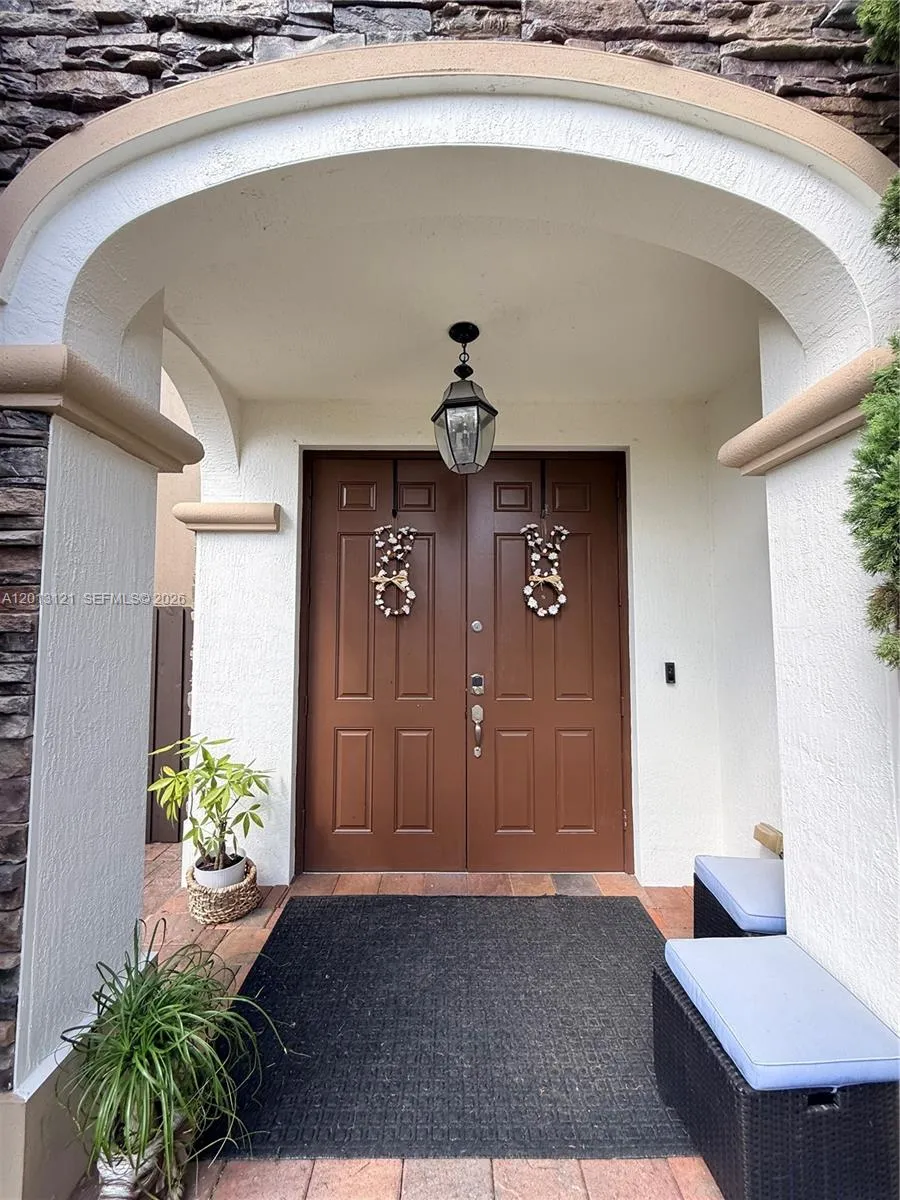 8640 NW 101st Pl, Doral FL 33178