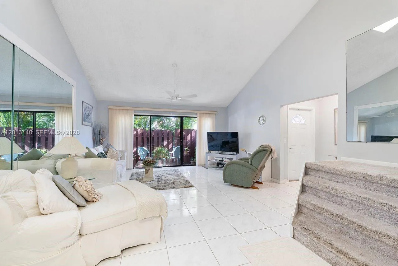 462 SE 14th St, Dania Beach FL 33004