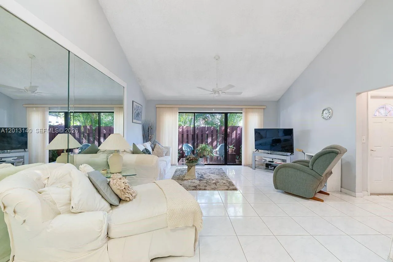 462 SE 14th St, Dania Beach FL 33004