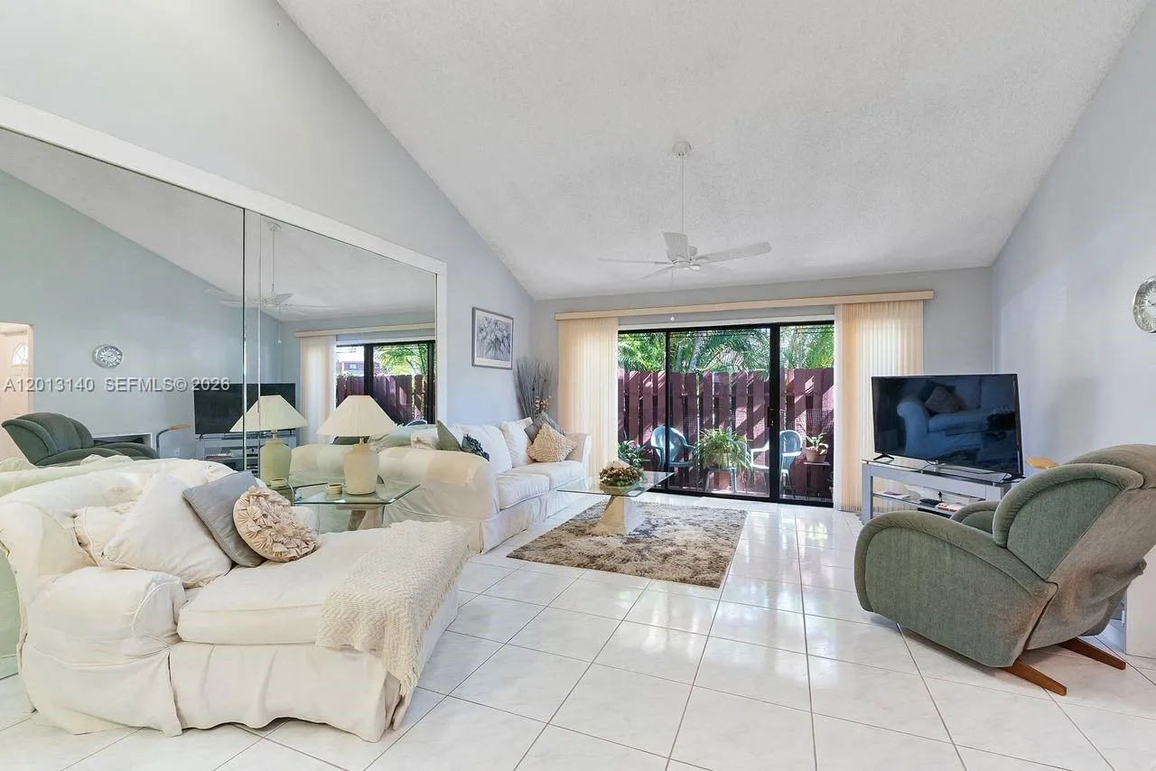 462 SE 14th St, Dania Beach FL 33004