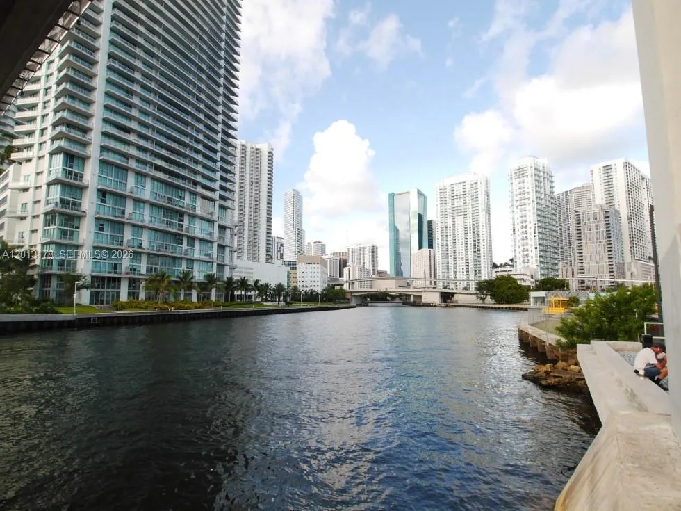 690 SW 1st Ct, Miami FL 33130