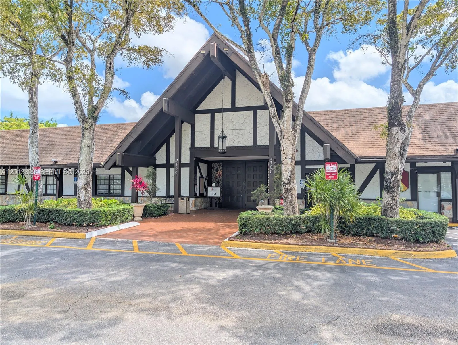 3740 Inverrary Dr # 2B, Lauderhill FL 33319