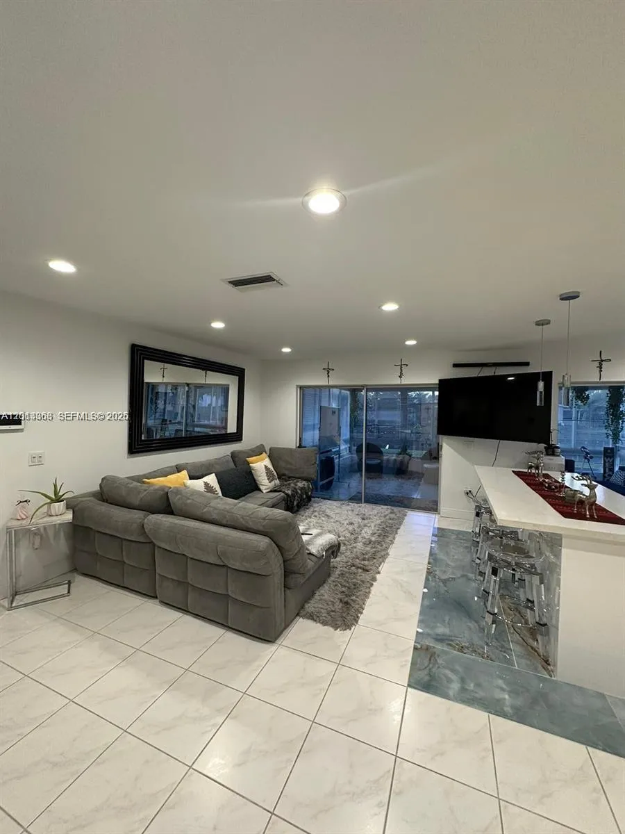 9590 NW 24th Pl, Sunrise FL 33322