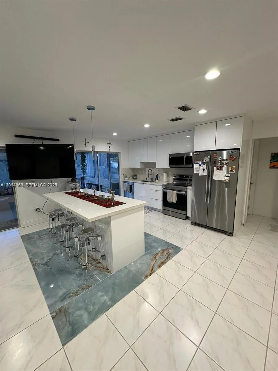 9590 NW 24th Pl, Sunrise FL 33322