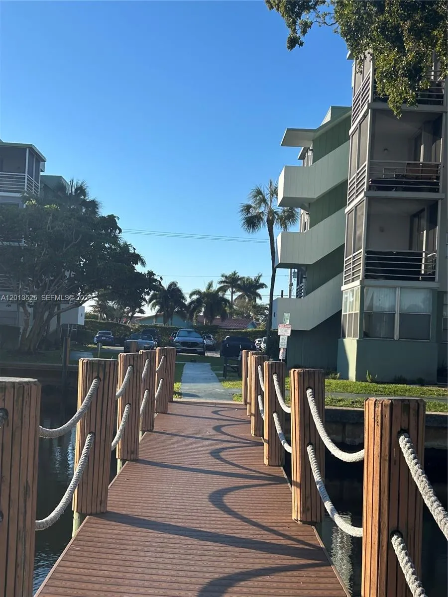 2 bedroom 2 bath for sale at 2741 Taft St # 203, Hollywood FL 33020
