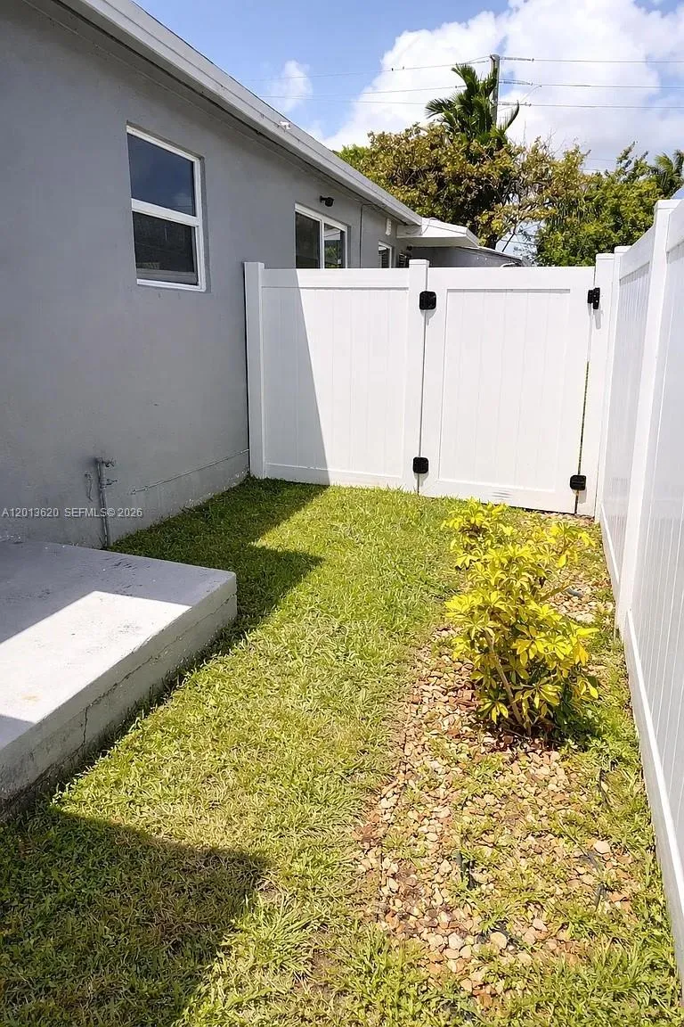 1001 NE 10th St # 2, Hallandale Beach FL 33009